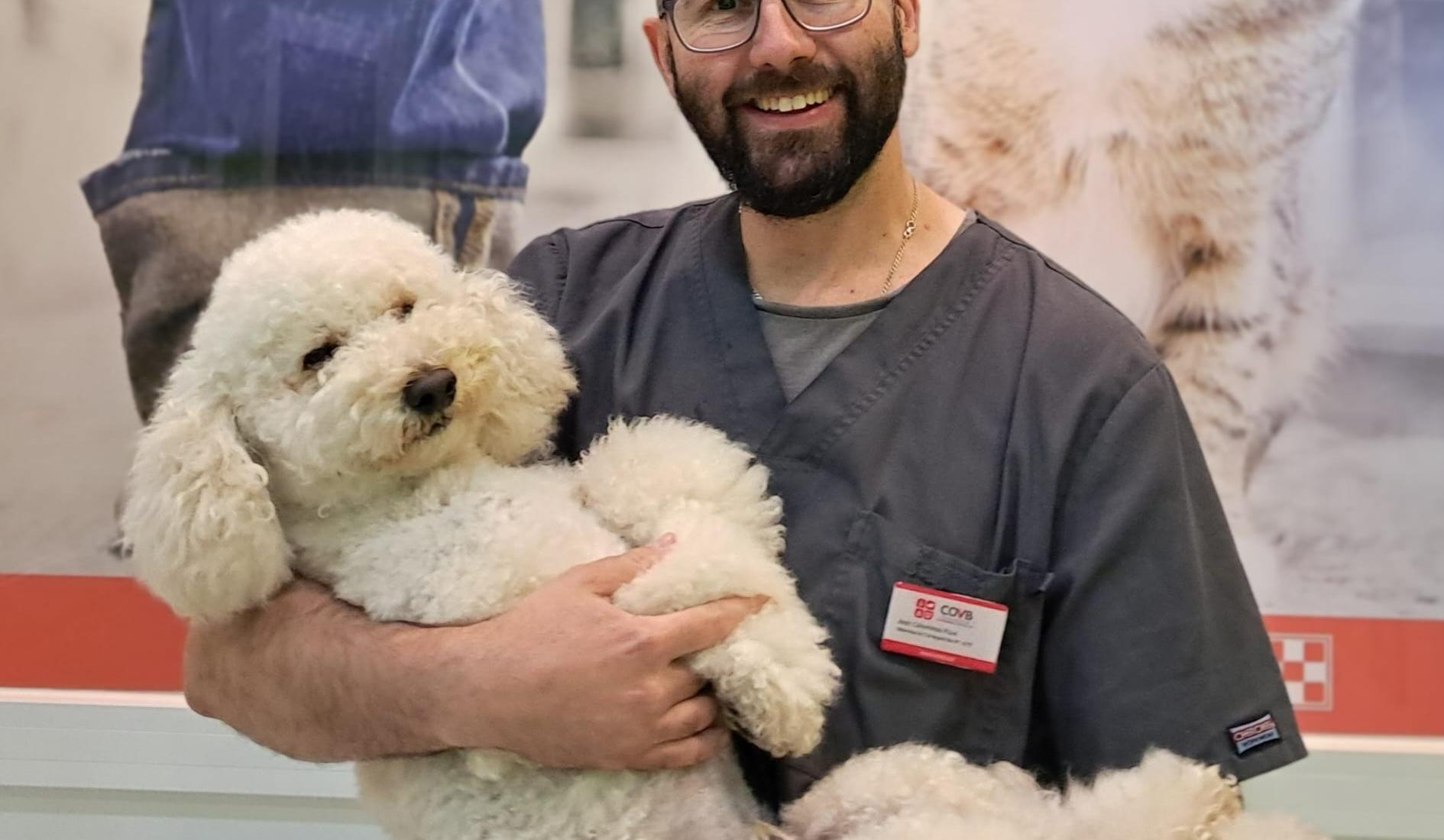 Joan Colominas, fundador de Montseny Veterinaris, amb un gos i un gat